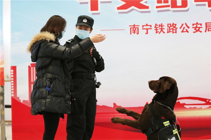 (新春走基层)南宁朱槿花女子乘警组除夕逆行守护 以漫画作安全提示