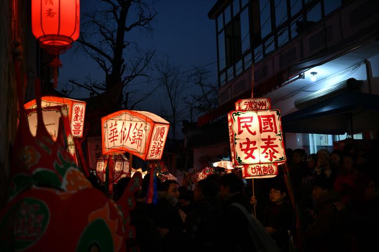 (新春走基层)光影流转500年:江南古镇“灯人会”盛宴重现古韵