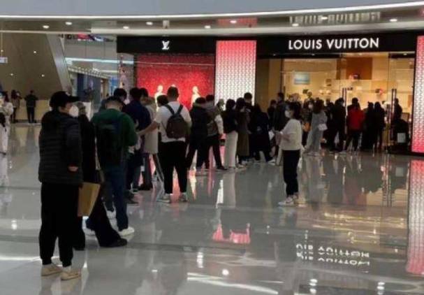 被称是LV“最便宜”单品！大热天上海这里大排长龙