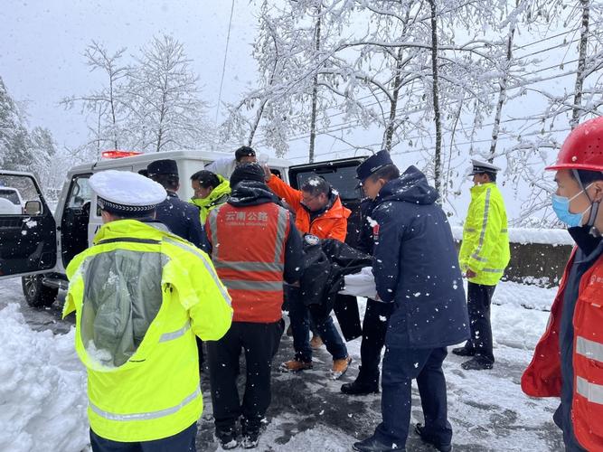 湖南临产孕妇暴雪天被堵送医路上,公路部门一路清障救助,进展:母子平安