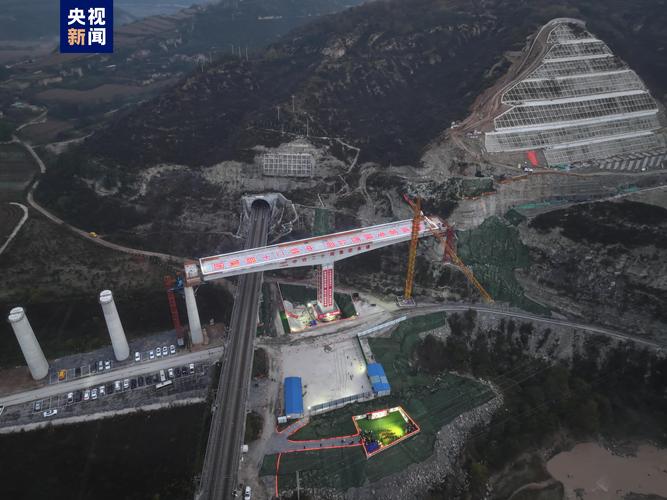 西延高铁重难点控制性工程荆山塬隧道顺利贯通