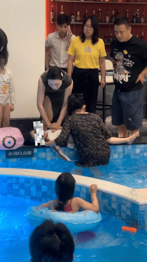 象·暖流丨俩女子落水危机生命,紧急时刻他们出现了