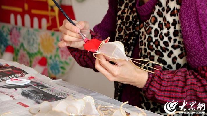 (新春走基层)扎根“鸢都”的“风筝二代”:左手电商 右手外贸