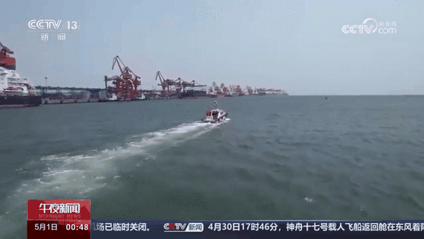南海伏季休渔期结束 湛江海事部门护航渔船出港