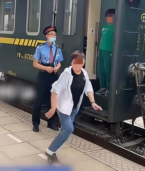 广东葵潭站一女子拖行李箱翻越铁轨,铁路回应:走错站台急于赶车
