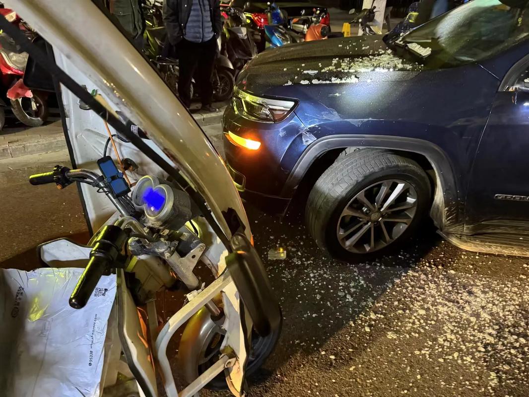 顺丰小哥两次误撞奔驰车!车主免赔