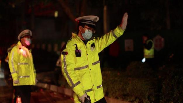 贵州一男子遇检冲卡,民警一查:醉驾!再一查:不得了