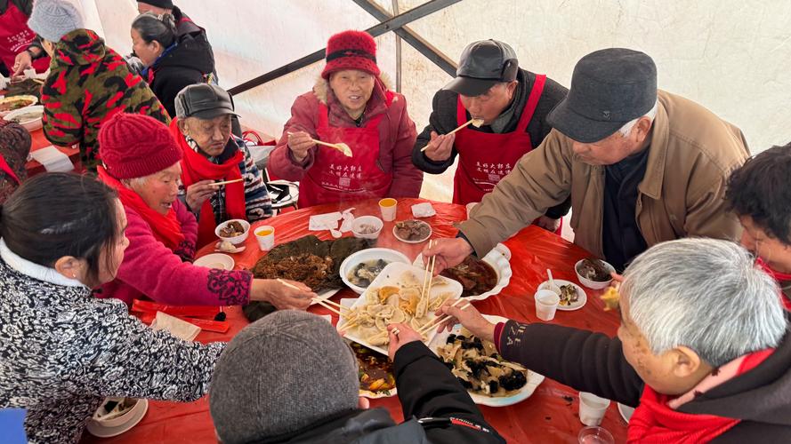 阜阳160名老人欢聚一堂吃饺子喝羊汤
