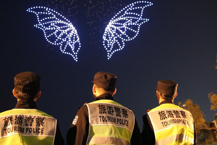 钱塘江上空上演无人机灯光秀 警企合作进行反诈公益宣传