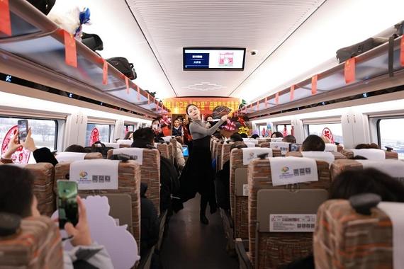 冰雪旅游热度持续升温 铁路部门新投放7组新型高寒智能动车组