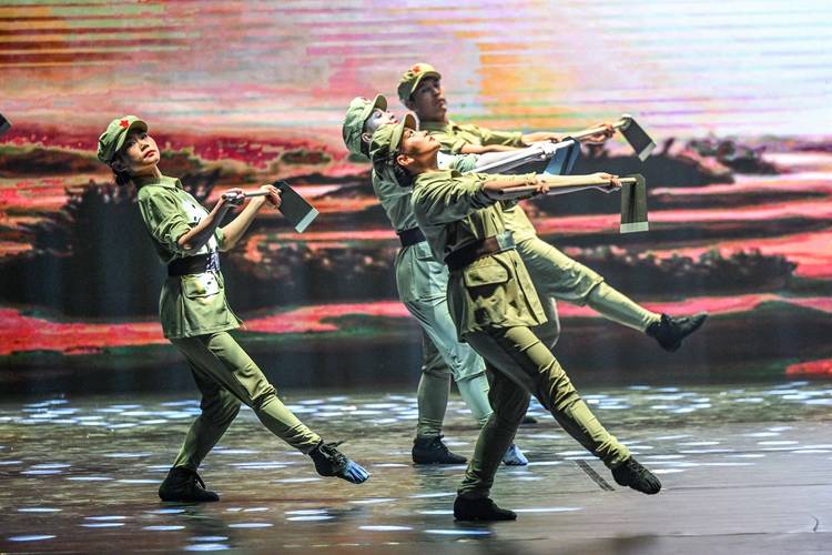 话剧《兵心》广西展演 “终身为兵”诠释三代军人精神传承