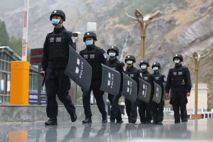 西藏吉隆出入境边防检查站一站式通关服务助力经济发展