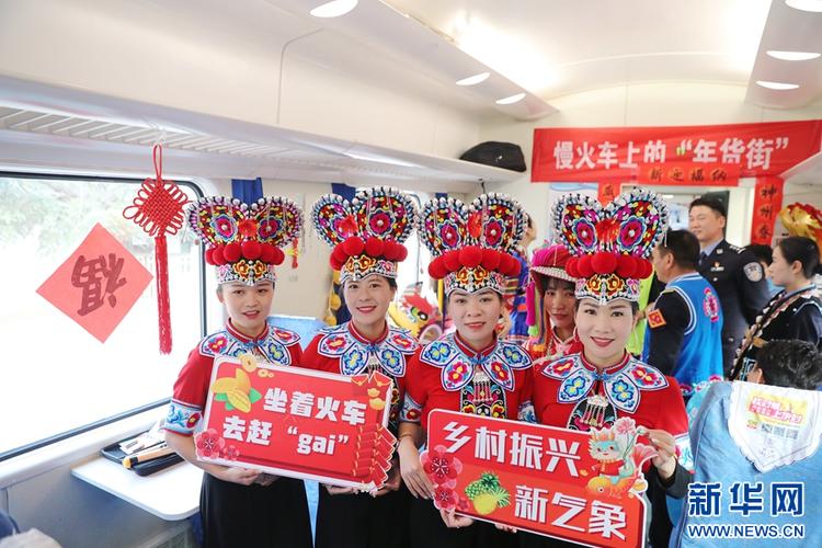(新春走基层)非遗添彩 甘肃“慢火车”流动车厢载年味