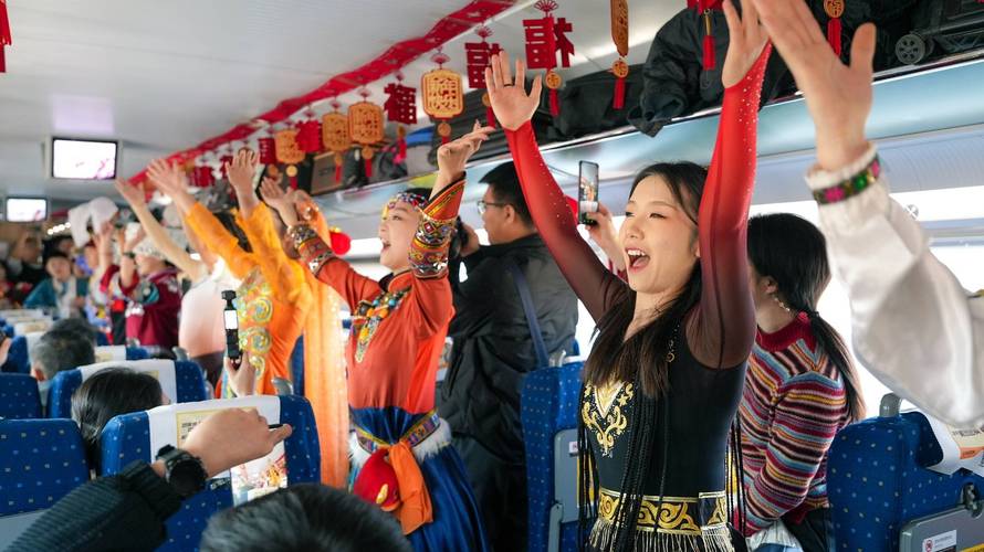 (新春走基层)列车“春晚”:把年味带回家