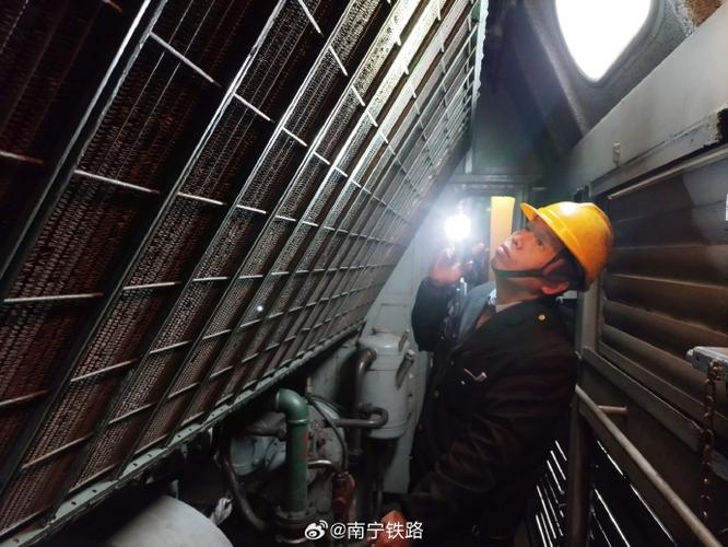 (新春走基层)机车“防寒被”升级为“防寒挡板” 确保运输高效畅通