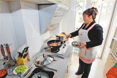 (新春走基层)河北母子开办“爱心厨房” 让患者尝到“家”的味道