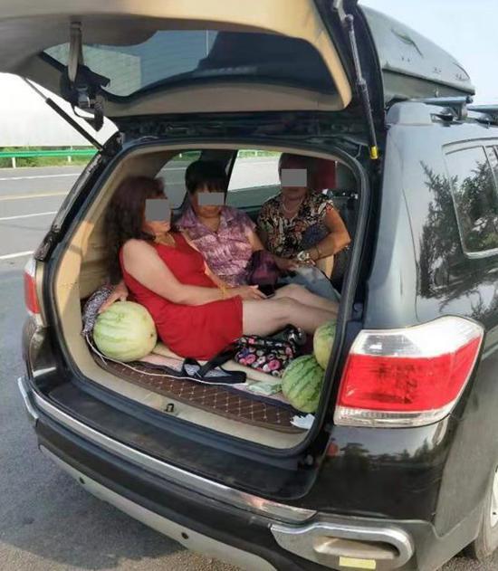 车座后躺个人!货车司机超员后绞尽脑汁逃避处罚被识破