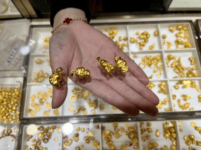 春节临近蛇“元素”金饰热销,小克重黄金贴片走俏