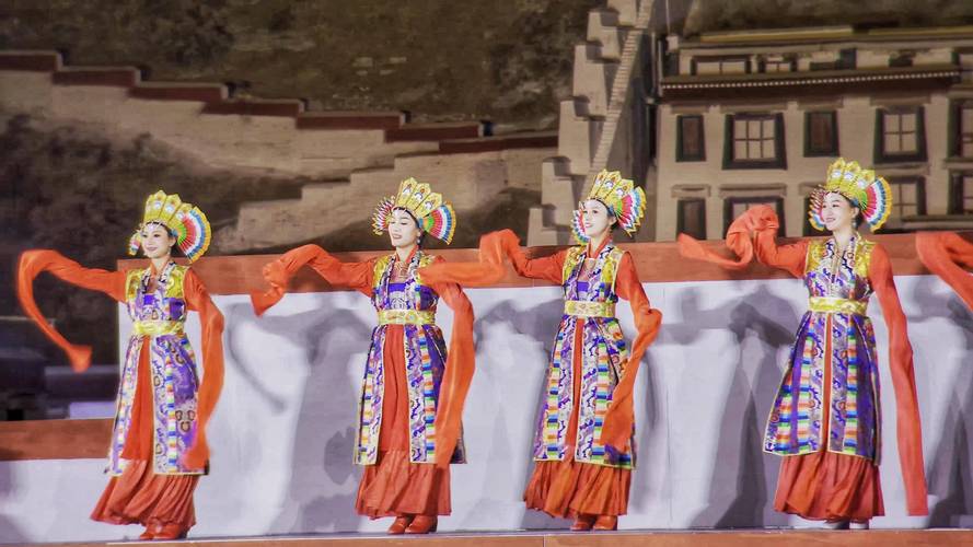 西藏拉萨喜德林古建大院上演传统演艺服饰秀