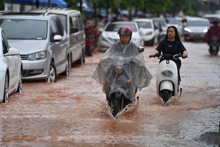 降雨致广西多条供电线路受损 11万用户用电受影响
