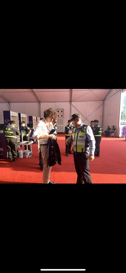 长风行动 两位外籍游客感谢出警民警