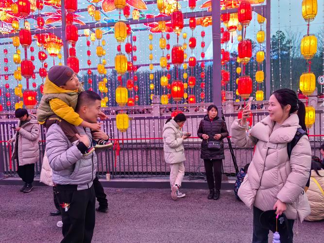 (新春走基层)探访千年老街春节“新颜” 古今融合激发消费活力
