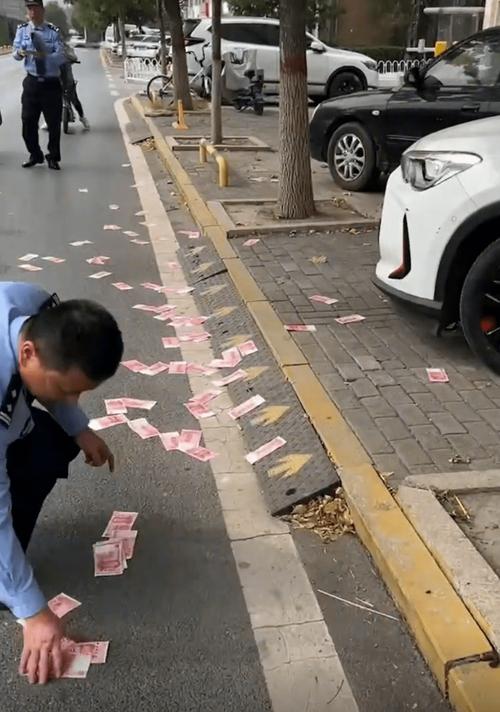 青岛街头万元现金满天飞!路人狂奔捡钱,接下来这一幕让人暖心……