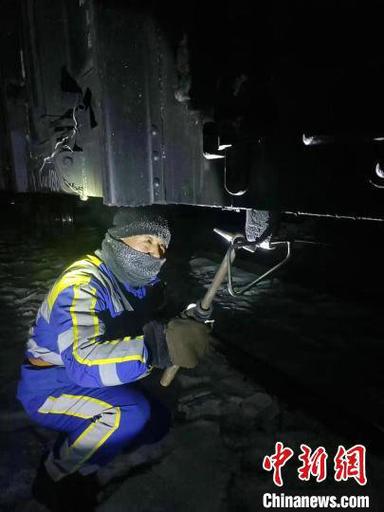 (新春走基层)电煤运输的守护者:检车员日均步行超3万步