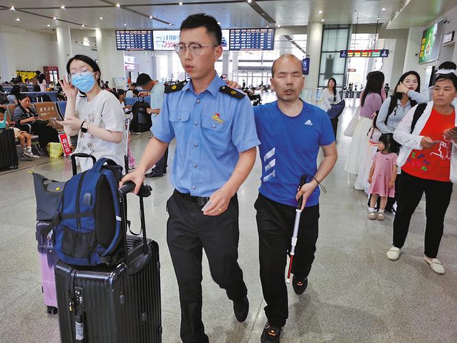 盲人旅客独自乘车 一路被暖心呵护