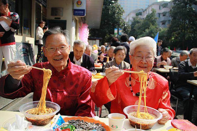 (申城风景线)沪人吃“长寿面”结伴过重阳