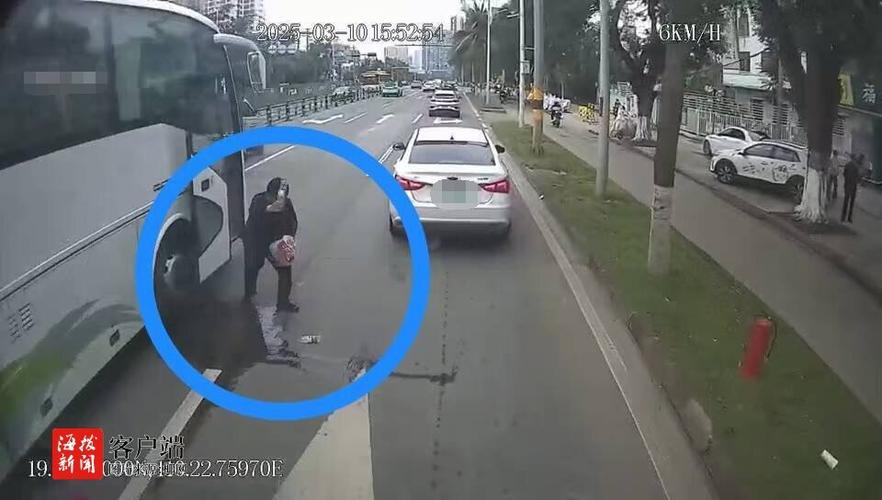 路遇女子骑车摔倒受伤无法起身 海口“公交侠”和环卫工人联手送医