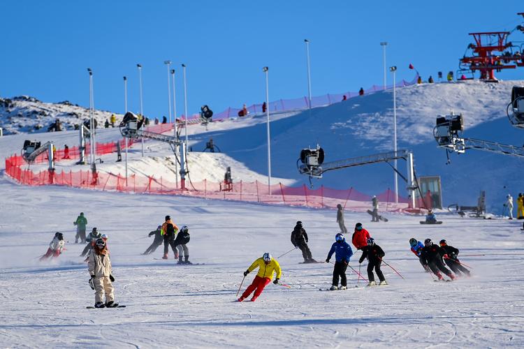 (追着雪花看新疆)新疆冬季游热力四溢 冰雪产业持续释放热效应