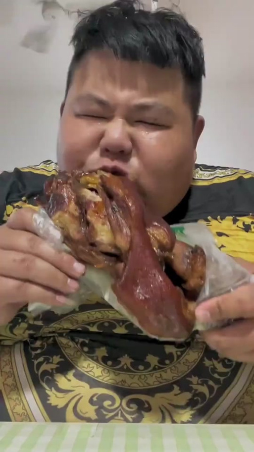 小伙为了长胖,居然买了猪吃的……店家吓懵!