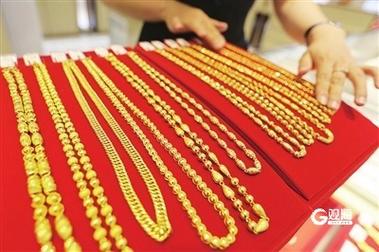 金价不断冲高 金店现饰品“贴金调换”热潮!记者探访