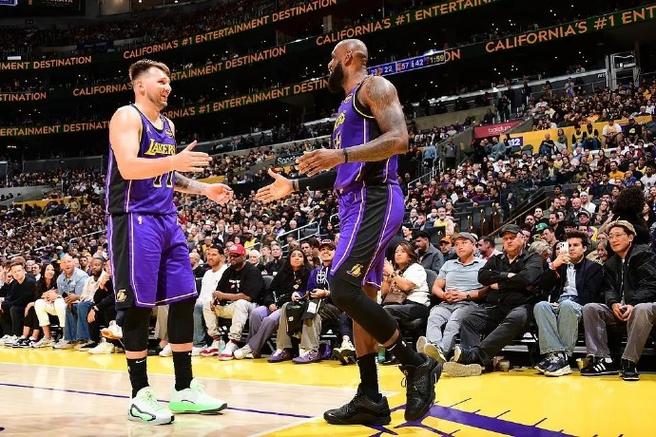 戴维斯37+11东契奇33+17 独行侠险胜湖人喜迎四连胜