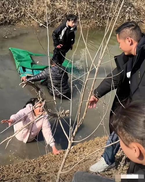 阜阳一男子醉驾弃车跳河,游到对岸被抓获