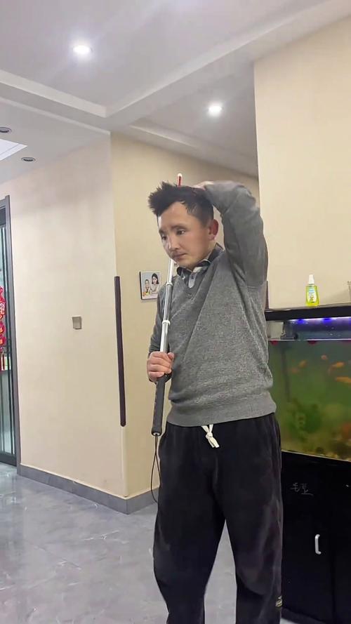 舞棍吊环“撸石” 浙江乐清92岁“练家子”硬核健身