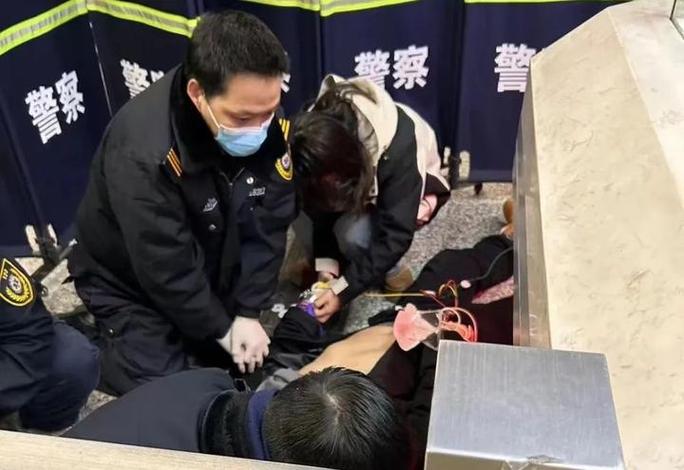 海口一老人突发晕厥倒地 医院康复治疗师现场紧急施救