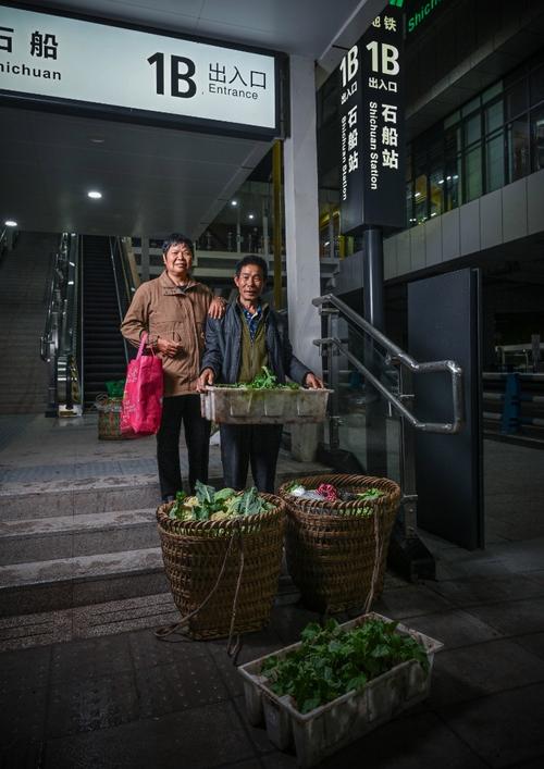 “背篓专线”+免费摊位 这里的故事很温暖