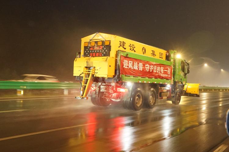 高速公路“人停机不停”全线撒布融雪剂
