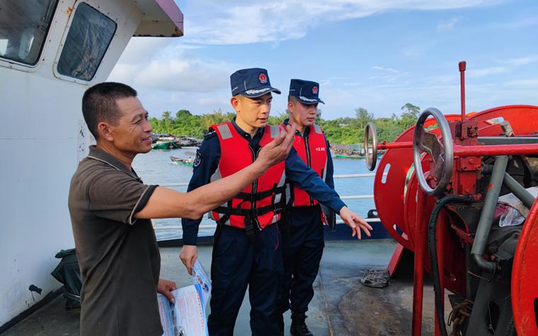 出海渔民突发疾病 海警雷车舰快速救援