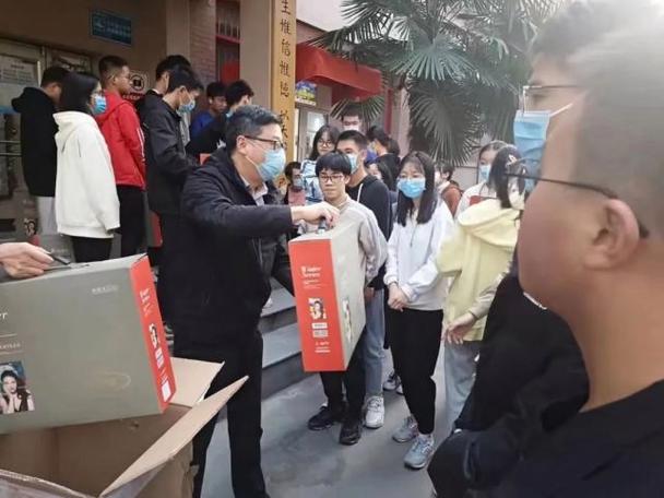 这所高校悄悄给贫困生打钱,还送面试用的西装
