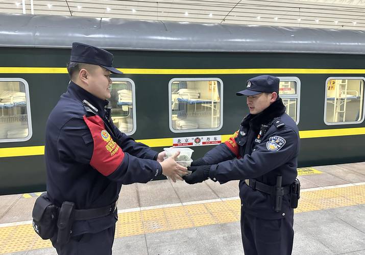 日均到发旅客超25万人,长沙南站派出所铁警守护旅客平安回家