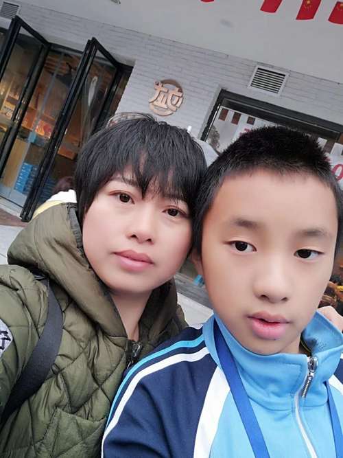 12岁男孩在父母离婚庭审现场讲心声:我想跟妈妈一起生活