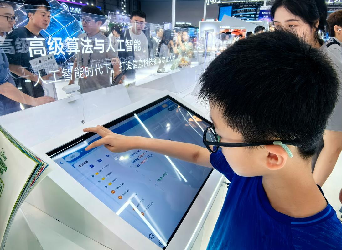 “仓颉”为你服务 “夸父”帮你决策……AI新成果亮相世界人工智能大会
