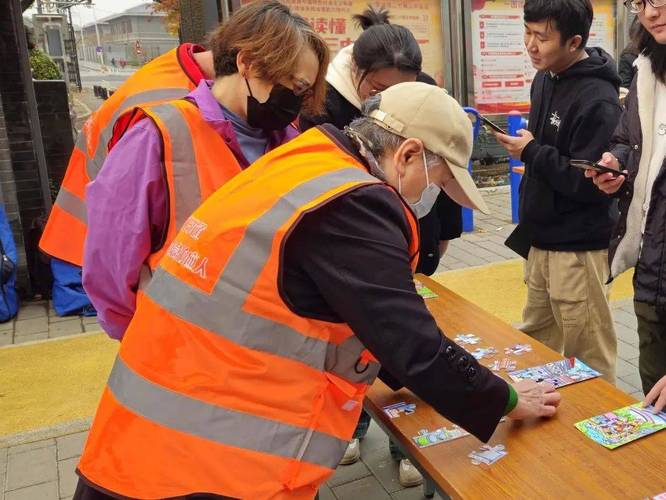 西城区椿树街道消防宣传月,社区居民体验黑科技灭火