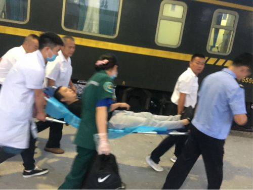 湖南女大学生痉挛倒地,疼痛难忍一时跪地呻吟,怀化铁警紧急救人