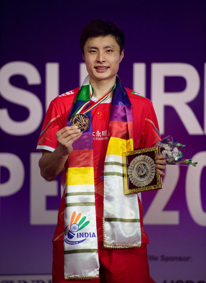 石宇奇登顶男单第一