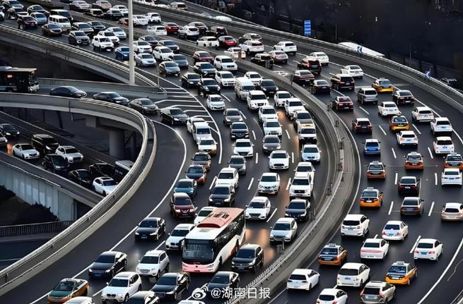 湖南高速公路车流量迅速攀升 春运首日总流量为313.01万辆