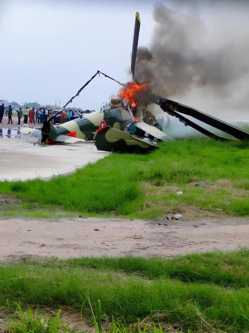 美国一架直升机飞行训练时在军事基地坠毁 致1死1伤